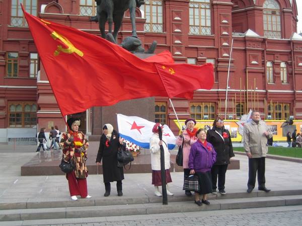 Protesters with red Soviet flags in front of the Historical Museum, Moscow