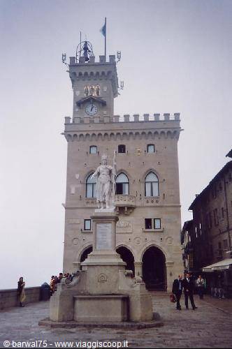 Liberty statue in front of San Marino's Palazzo Pubblico in the fog