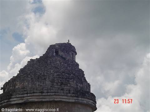 El Caracol observatory at Chichén Itzá, stone ruins under clouds