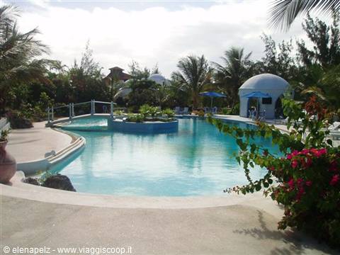 Splendid village of Watamu, recommended to us by Kikka where we used the pool and sunbeds for only 3 euros!