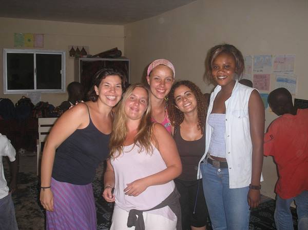 group photo with the girls of the house!!!