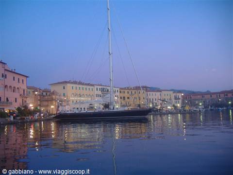 sailing ship with a 42m mast.