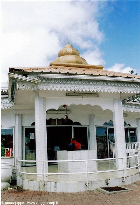 HINDU TEMPLE ON THE GRAND BASSIN