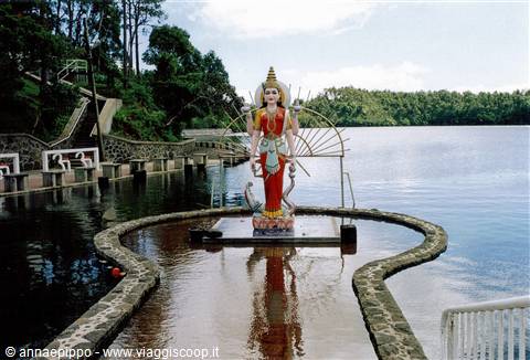WORSHIP STATUE ON THE GRAND BASSIN