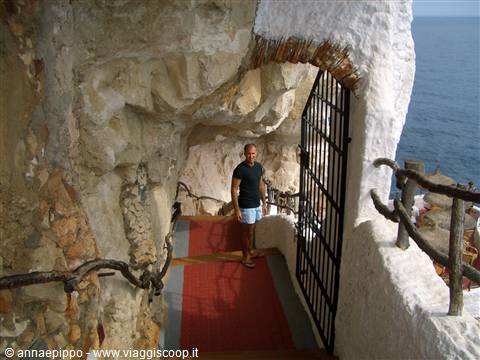RO AT THE CUEVA D'EN XOROI