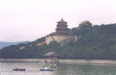 Tower of Buddhist Incense on Longevity Hill, small boats on Kunming Lake