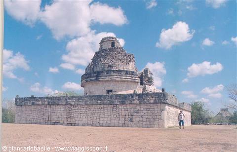 Maya observatory El Caracol at Chichén Itzá, stone ruins under cloudy sky, tourists walking