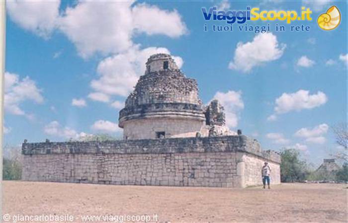 Maya observatory El Caracol at Chichén Itzá, stone ruins under cloudy sky, tourists walking