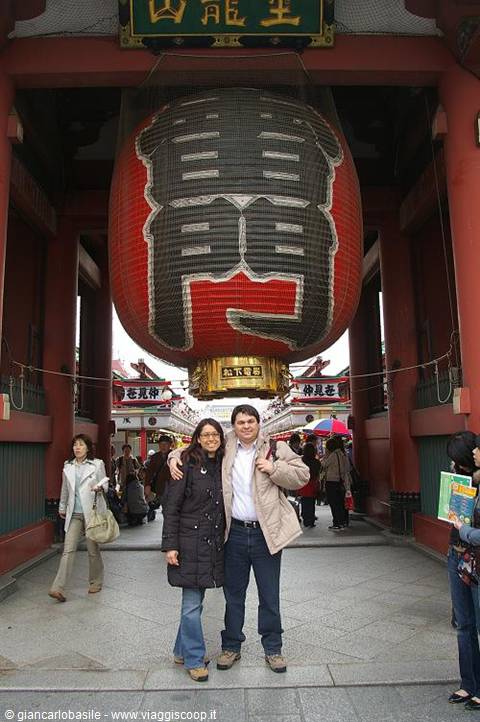 Couple beneath the giant red lantern at Kaminarimon gate, Senso-ji, Asakusa