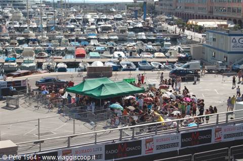 fans waiting at 9.00